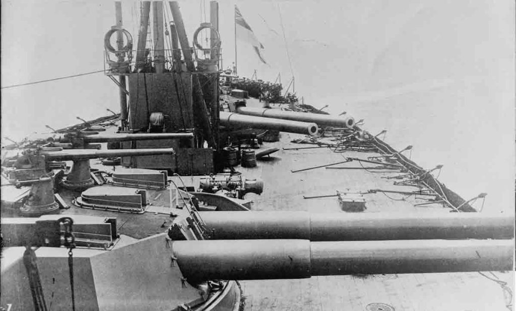Artillería secundaria del Dreadnought en acción durante un ejercicio.